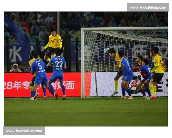 苏超争议一幕！泰州 5 号恶意踹人染红，裁判判罚引球迷集体声讨