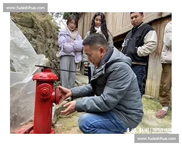 洪水中的生命托举：榕江消防员用身躯筑起 “避风港”